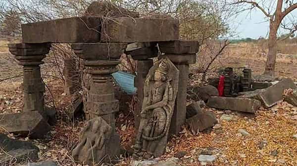 ఆదిలాబాద్ జిల్లా అడవుల్లో బయటపడిన వెయ్యేళ్ల నాటి పురాతన ఆలయం.. రాక్షస రాజులే నిర్మించారా..?