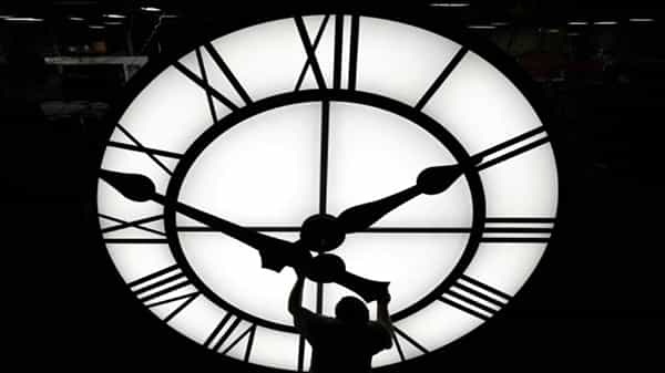 Daylight saving time In U S : అమెరికా సంయుక్త రాష్ట్రాల్లో పగటి సమయం ఆదా కోసం టైం చేంజ్, ఇదే పర్మినెంట్ చేయాలంటోన్న అగ్రరాజ్య ప్రజలు