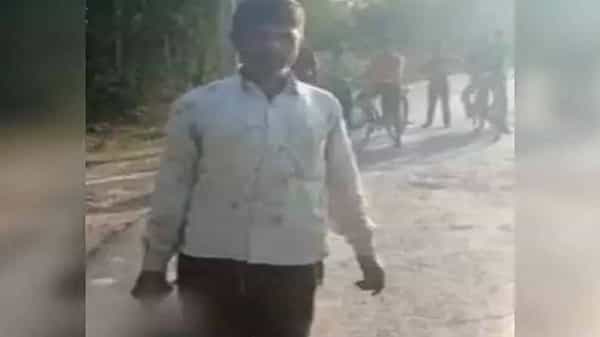 Crime: యూపీలో మరో ఘోరం.. కుమార్తె తల నరికి.. చేతిలో పట్టుకొని.. గ్రామంలో తిరిగిన తండ్రి..