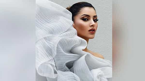 Urvashi Rautela: భారీ డ్రెస్ లో మెరిసిన అందాల ఊర్వశి.. ఫ్యాషన్ కోసం తప్పదంటున్న బ్యూటీ