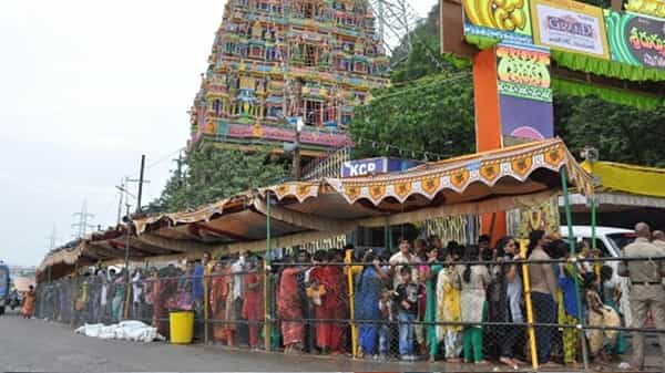 బెజయవాడ దుర్గమ్మ దర్శనం దక్కేది ఎలా..? సర్వదర్శనానికి దారేది..? కొండంతా కమర్షియల్ అంటున్న సామాన్య భక్తులు