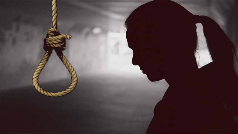 Suicide: కరోనాతో కుటుంబసభ్యులు మరణించారని.. ఇద్దరు మహిళల బలవన్మరణం..