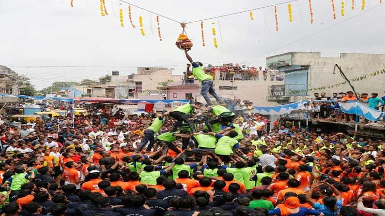 అహ్మదాబాద్‌లోని యువకులు ఒకరి భుజాలపై ఎక్కి నేలమీద ఎత్తులో వేలాడుతున్న మజ్జిగ కుండను పగలగొడతారు. చిన్న కృష్ణుడు వేర్వేరు గృహాల నుండి వెన్నను దొంగిలించడానికి ప్రయత్నిస్తున్నగా పురాతన సన్నివేశాలను నిర్వహిస్తారు. అలా హోలీ సంబరాలను చేసుకుంటారు.