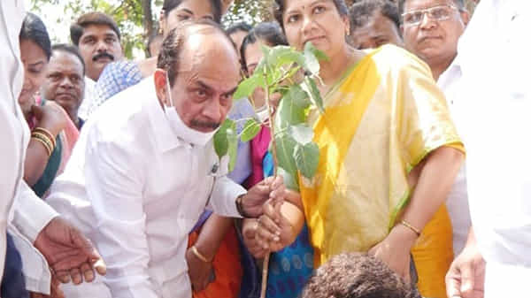 గ్రీన్ ఇండియా చాలెంజ్లో తెలంగాణ హోంమంత్రి.. తన పుట్టిన రోజున మొక్కలు నాటిన మహమూద్ అలీ