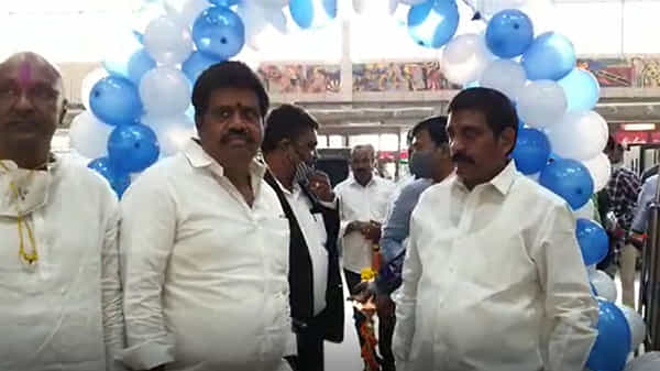 కర్నూల్ నుంచి విశాఖ వచ్చిన మొదటి ఫ్లైట్ పాసింజర్స్ కి అవంతి గ్రాండ్ వెల్ కం, రాష్ట్రంలో 6 ఎయిర్పోర్టులు గర్వకారణమని వ్యాఖ్య