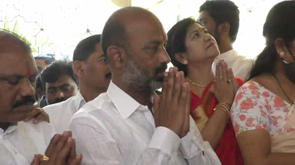 భద్రాద్రి రాములవారికి బండి పూజలు.. భైంసా సంఘటనను ఎట్టి పరిస్థితుల్లో క్షమించమన్న సంజయ్