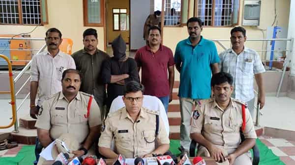 Thief held for stealing vehicles : వీడు మామూలోడుకాదు.. మహా కేటుగాడు, బలహీనక్షణంలో గంపగుత్తగా పోలీసులు చిక్కేశాడు