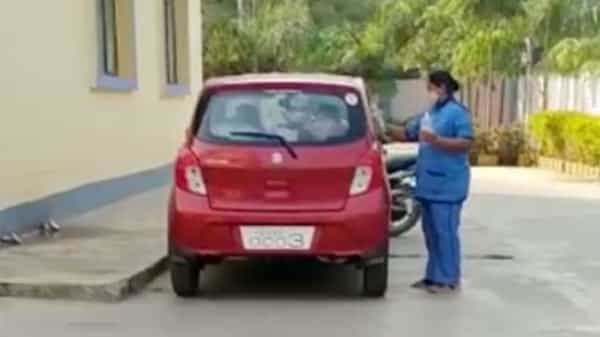 Bizarre video: సెలైన్ బాటిల్తో కారును శుభ్రం చేయించుకున్న వైద్యుడు.. వెల్లువెత్తుతున్న విమర్శలు..