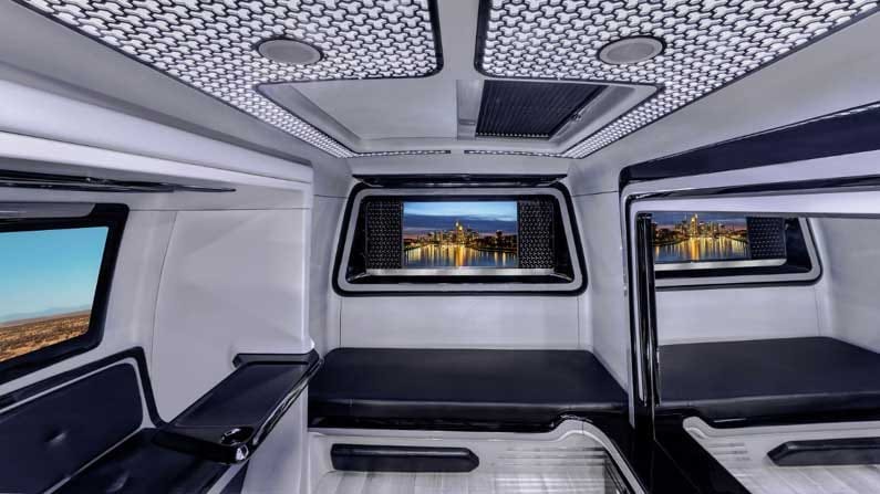 సూపర్ స్వాన్కీ వానిటీ వాన్ కాకుండా అల్లు అర్జున్ గ్యారేజీలో రేంజ్ రోవర్, బిఎమ్‌డబ్ల్యూ ఎక్స్ 5, ఆడి ఎ 7 అలాగే జాగ్వార్ ఎక్స్‌జెఎల్ కూడా ఉన్నాయి. 