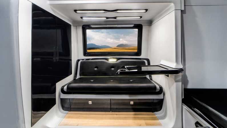 అద్భుతమైన టెక్నాలజీతోనే కాదు అత్యంత విలాసవంతంగాను ఈ వ్యాన్ ను రూపొందించారు. 