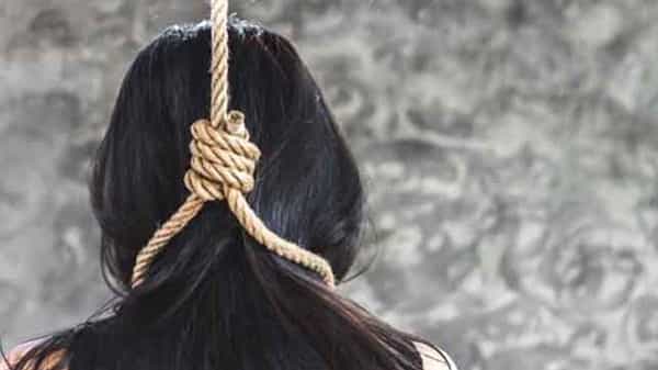 AP Crime News : కాపాడాలని వేడుకుంటే కడతేర్చాడు.. సొంత భార్యనే ఉరేసి చంపిన అనుమానపు భర్త..