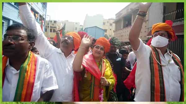 అయ్యే ఇలా అన్నానేంటీ.. అతను మా పార్టీ వాడేగా.. నాలుక్కరుచుకున్న సినీ నటి కుష్బూ..!