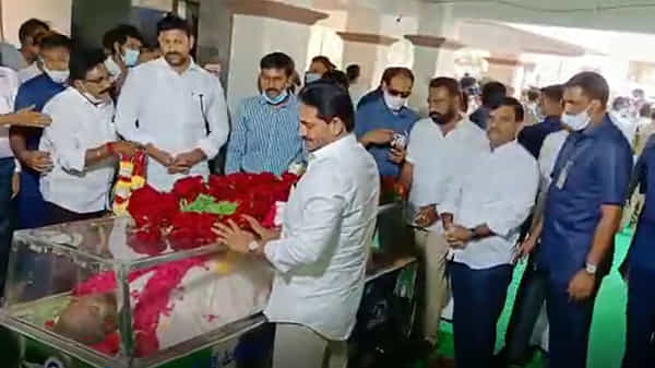 CM Jagan - Badvel MLA : కడపలో బద్వేల్ ఎమ్మెల్యే డాక్టర్ వెంకటసుబ్బయ్య భౌతిక కాయనికి నివాళులు అర్పించిన సీఎం జగన్మోహన్ రెడ్డి