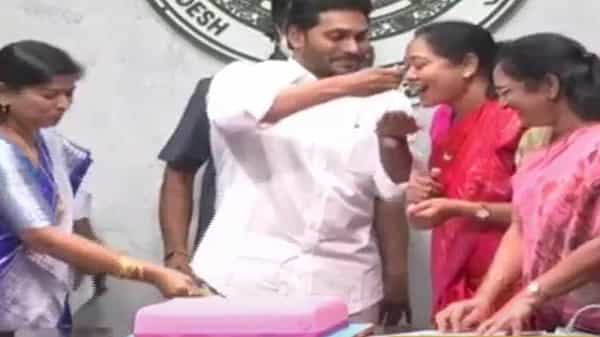 CM Jagan Womens day gift : మహిళలకు సీఎం జగన్ ఉమెన్స్ డే గిఫ్ట్స్, క్యాజువల్ లీవ్స్ 15 నుంచి 20కి పెంపు
