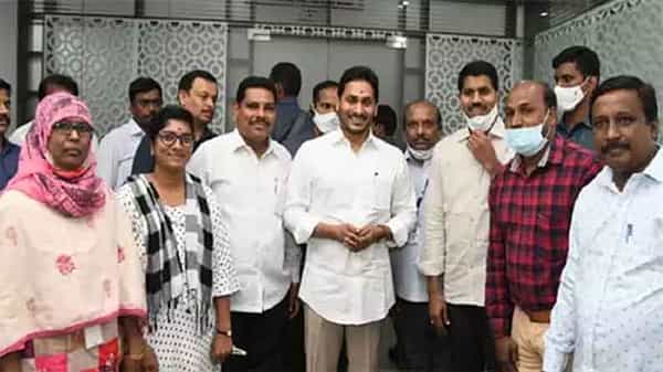 తెలంగాణ ప్రాంత ఉద్యోగులకు ఏపీ సీఎం జగన్ శుభవార్త.. 711 మందిని రిలీవ్ చేస్తూ ఉత్తర్వులు జారీ