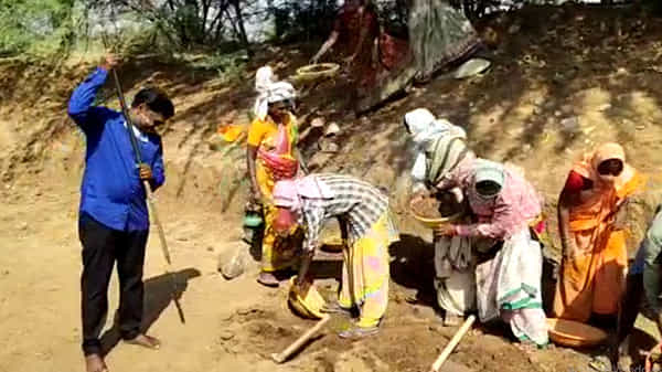 Collector Gandham Chandrudu : పలుగు, పార చేతపట్టిన అనంతపురం జిల్లా కలెక్టర్, ఉపాధి హామీ కూలిపనులపై ఆరా
