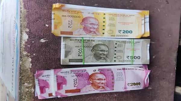 Currency Bundles : పొద్దున్నే పంచాయతీ కార్మికులకు షాక్ ఇచ్చిన డబ్బులు.. చెత్త ఎత్తే కొద్దీ కరెన్సీ కట్టలు.. ఆపై