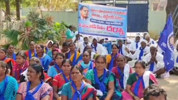 ఏసీపీ, ఆర్డీవో కార్యాలయాలను ముట్టడించిన దళిత సంఘాలు.. భూమి సమస్యను పరిష్కరించాలని డిమాండ్