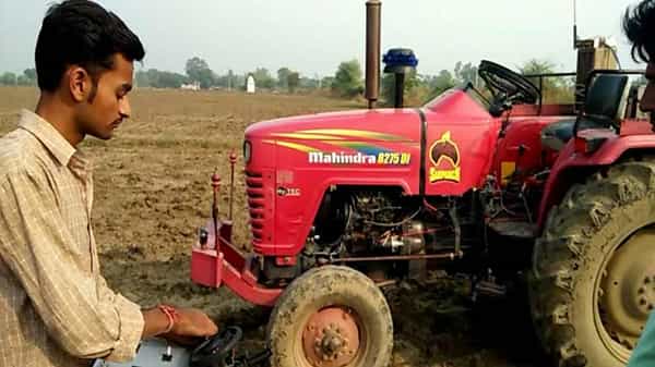 Driverless Tractor: అన్నదాత వ్యవసాయానికి సాయం చేసిన ఓ యువరైతు.. డ్రైవర్ లేకుండా నడిచే ట్రాక్టర్ సృష్టి..
