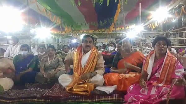 పాలకుర్తి సోమేశ్వరాలయంలో ఎర్రబెల్లి దంపతుల ప్రత్యేక పూజలు.. టీఆర్ఎస్ ప్రభుత్వంలో దేవాలయాలకు పూర్వవైభవమన్న మంత్రి