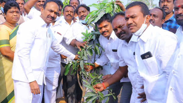 Green Challenge: ఈటల రాజేందర్ గ్రీన్ చాలెంజ్.. తన పుట్టిన రోజున మొక్కలు నాటిన మంత్రి