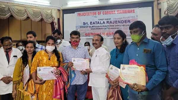 గాంధీలో వైద్యులు, సిబ్బందిని అభినందించిన మంత్రి ఈటల.. కరోనాపై తెలంగాణ విజయం సాధించిందన్న ఆరోగ్యశాఖ మంత్రి