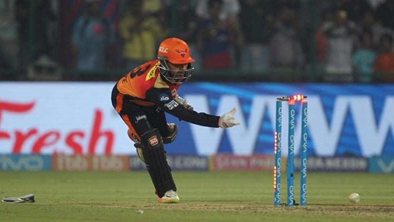 ఐపీఎల్ 2020 లో సన్‌రైజర్స్ హైదరాబాద్ తరఫున శ్రీవాత్సవ్ గోస్వామి కేవలం రెండు మ్యాచ్‌లు ఆడాడు. వికెట్ కీపర్ స్థానంలో, ఇప్పటికే సన్‌రైజర్స్ హైదరాబాద్ జట్టులో వృద్దిమాన్ సాహా, జానీ బెయిర్‌స్టో ఉండగా.. గోస్వామికి వాళ్ళిద్దరిలో ఒకరికి గాయం అయ్యే తప్పుకుంటే తప్ప అవకాశం దొరకదు. 