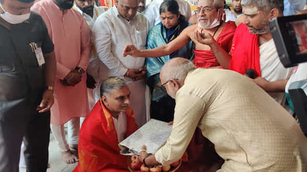బడ్జెట్తో అసెంబ్లీకి చేరుకున్న ఆర్థిక మంత్రి.. అంతకు ముందు ఆ దేవాలయాన్ని దర్శించుకున్న హరీశ్రావు
