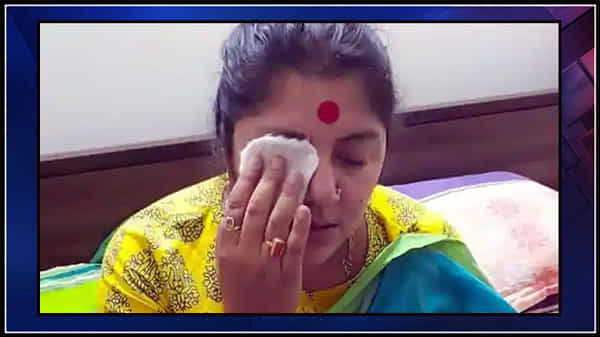 బెంగాల్ ఎన్నికలు, బీజేపీ ఎంపీ లాకెట్ ఛటర్జీపై హోలీ రంగు చల్లిన గుర్తు తెలియని వ్యక్తులు, కుడి కన్ను మంట