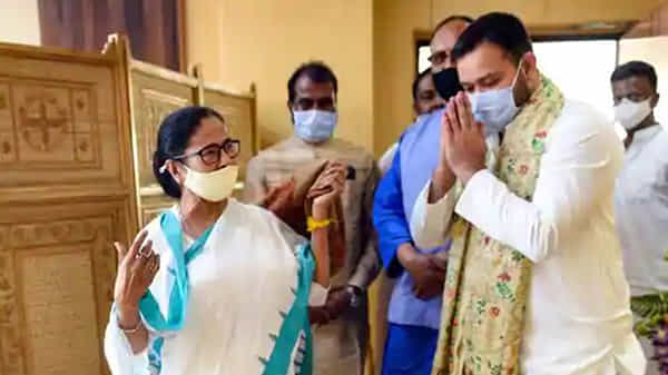బెంగాల్ లో మమతా బెనర్జీని కలిసిన ఆర్జేడీ నేత తేజస్వి యాదవ్, తృణమూల్ తో పొత్తుకు అవకాశాలు ?