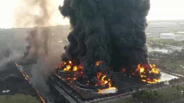 Indonesia Fire Accident: ఇండోనేషియాలో భారీ అగ్ని ప్రమాదం.. ఆరుగురుకి గాయాలు.. వెయ్యిమందికి పైగా సురక్షిత ప్రాంతాలకు తరలింపు