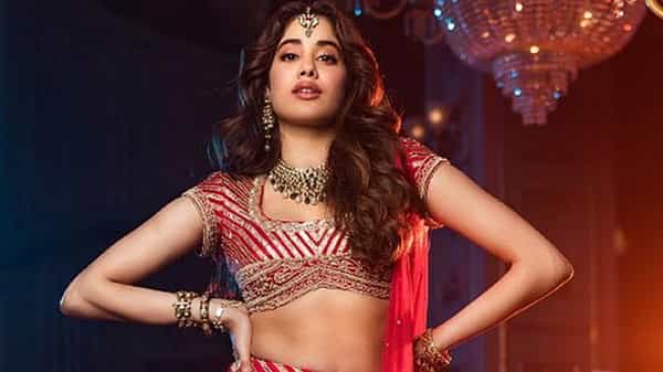 Janhvi Kushi: శ్రీదేవి కూతురు టాలీవుడ్ సినిమాపై బాలీవుడ్ లో చర్చ.. త్వరలోనే తెలుగు తెరపై కనిపించనుందంటూ వార్తలు ..