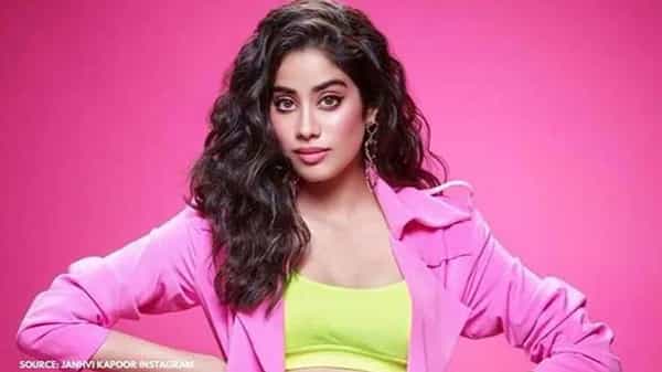 Janhvi Kapoor: ఎల్లోరా శిల్పంలా కవ్విస్తున్న బాలీవుడ్ బ్యూటీ... జాన్వీ కపూర్ అందాలకు కుర్రకారు ఫిదా..