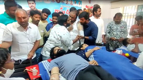 Ramcharan Jani Master couple : చరణ్ బర్త్ డే సందర్భంగా సతీసమేతంగా రక్తదానం చేసిన కొరియోగ్రాఫర్ జానీ మాస్టర్ దంపతులు