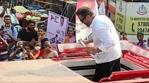 తమిళనాడు ఎన్నికల ప్రచారంలో కమల్ హాసన్ కు కోపమొచ్చింది.. చేతిలో ఉన్న పార్టీ గుర్తును విసిరికొట్టాడు..!