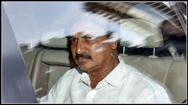 సీడీ తో ఇక ఇంటికే !కర్నాటకలో రాసలీలల మంత్రి రమేష్ జర్కిహోళి రాజీనామా,