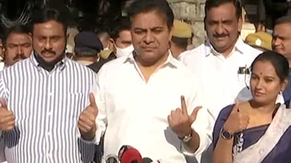 తెలంగాణలో కొనసాగుతోన్న ఎమ్మెల్సీ పోలింగ్.. బంజారాహిల్స్లో ఓటు వేసిన మంత్రి కేటీఆర్