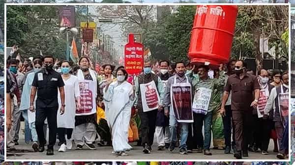 CM MAMATA PROTEST: బెంగల్ రచ్చ ..ఓ వైపు ప్రధాని మోదీ ప్రచార సభ.. మరో వైపు సీఎం మమత నిరసన ర్యాలీ..