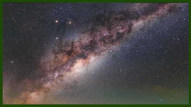 విశ్వంలో పాలపుంత ఎందుకు అంతలా మెరుస్తోందన్న దానిపై శాస్త్రవేత్తలు ఓ నిర్ణయానికి వచ్చారు. మన భూమి, గ్రహాలు, సూర్యుడు, నక్షత్రాలు, ఇవన్నీ మన మెరిసే పాలపుంతలో ఓ భాగమే. మన పాలపుంతలో... 10వేల కోట్ల నుంచి 40వేల కోట్ల నక్షత్రాలు ఉంటాయని శాస్త్రవేత్తలు అంచనా వేస్తున్నారు. ఇప్పటివరకూ కచ్చితంగా అవి ఎన్ని ఉన్నాయో వివరించలేకపోయారు సైంటిస్టులు.