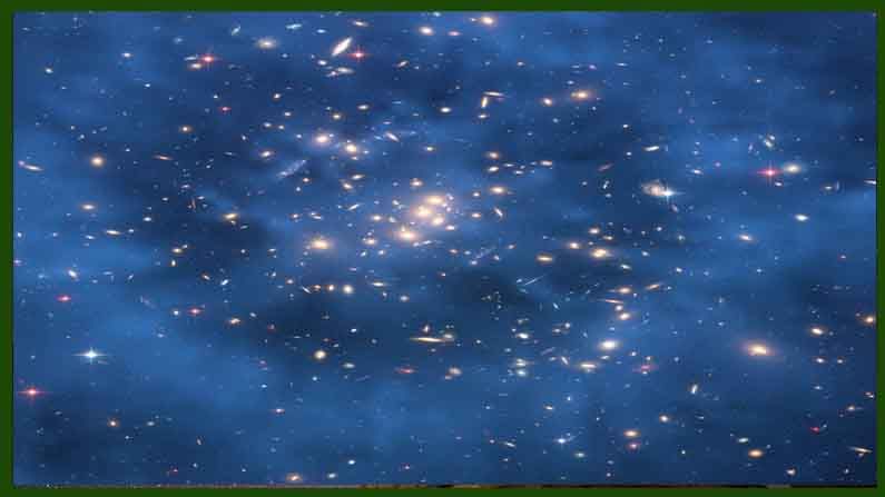 ఇన్నాళ్లూ నక్షత్రాల కాంతి వల్లే అది అలా మెరుస్తుంది అనుకున్నారు. కానీ శాస్త్రవేత్తలు కొత్త కారణం చెప్పారు. డార్క్ మ్యాటర్ నుంచి వచ్చే గామా కిరణాల రేడియేషన్ వల్లే మెరుస్తోందని శాస్త్రవేత్తలు అంటున్నారు. ఈ విశ్వంలో 80 శాతం దాకా డార్క్ మ్యాటర్ ఉంది అంటున్నారు. 