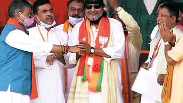 సినీ గ్లామర్ను దట్టిస్తున్న పార్టీలు.. బెంగాల్లో రసవత్తరంగా పాలిటిక్స్.. బీజేపీ గాలానికి చిక్కిన మిథున్