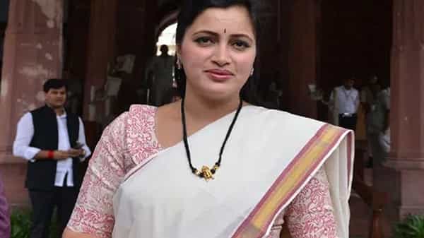మహారాష్ట్ర ఎంపీ నవనీత్ కౌర్ రానాకు సుప్రీంకోర్టు ఊరట... బాంబే హైకోర్టు ఉత్తర్వుల నిలిపివేత...