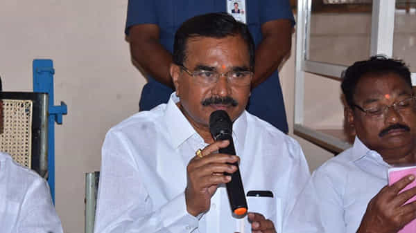 ఆ విషయంలో కాంగ్రెస్, బీజేపీది ఒకటే వైఖరి.. పట్టభద్రుల ఓట్లడిగే హక్కు ఆ పార్టీలకు లేదన్న నిరంజన్రెడ్డి