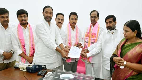 నాగార్జునసాగర్ టీఆర్ఎస్ అభ్యర్థిగా నోముల భగత్.. పార్టీ బీఫామ్ ఇచ్చిన సీఎం కేసీఆర్