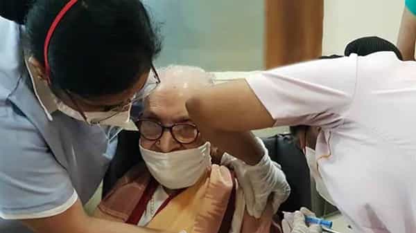 Corona vaccine: 103 ఏళ్ల వృద్ధురాలికి కరోనా వ్యాక్సిన్.. రికార్డుల్లోకెక్కిన బామ్మ.. ఎక్కడో తెలుసా.. ?