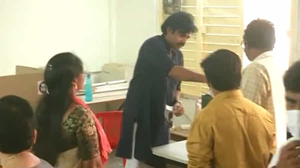 AP Municipal Elections 2021: ఏపీలో ప్రశాంతంగా పోలింగ్.. విజయవాడలో పవన్ కల్యాణ్.. విశాఖలో విజయసాయిరెడ్డి ఓటు