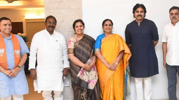 Tirupati BY Election : సోము, పురందేశ్వరి, దియోదర్తో కలిసి పవన్ ను కలిసిన తిరుపతి బీజేపీ - జనసేన ఉమ్మడి అభ్యర్ధి రత్నప్రభ