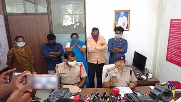 మ్యాచింగ్ సెంటర్ ముసుగులో మాయ.. యువతులకు గాలం వేస్తూ రొంపిలోకి దింపుతున్న మహిళ.. గుట్టురట్టు చేసిన పోలీసులు