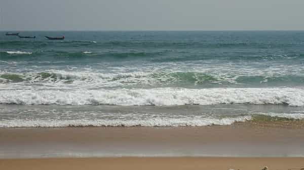 Beach : హంసలదీవి దగ్గర వంద అడుగుల ముందుకు సముద్రం, కృష్ణమ్మ పాదాలు ప్లాట్ఫాం ధ్వంసం
