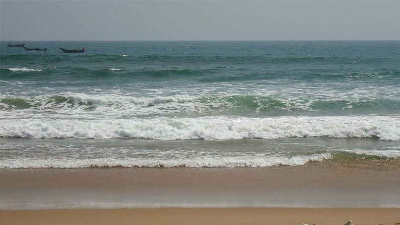 Beach : హంసలదీవి దగ్గర వంద అడుగుల ముందుకు సముద్రం, కృష్ణమ్మ పాదాలు ప్లాట్‌ఫాం ధ్వంసం